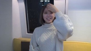 【性感花宝宝】颜值不错妹子开裆牛仔裤诱惑给炮友口交，跳蛋塞逼车内掰穴特写非常粉嫩